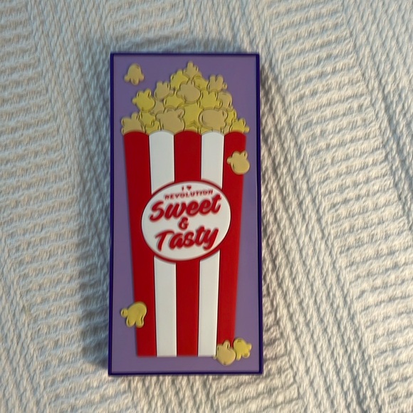 MAKEUP Revolution London I Heart Revolution Get Poppin’ Eyeshadow Palette - Picture 2 of 5